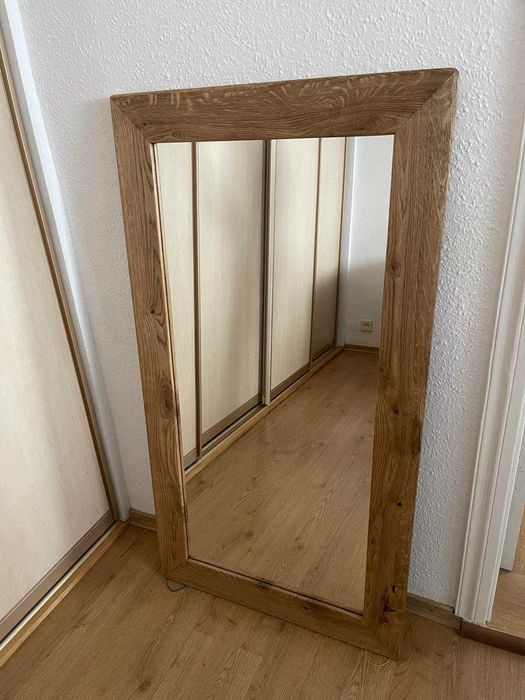 Зеркало дзеркало в дубовій рамі з масива