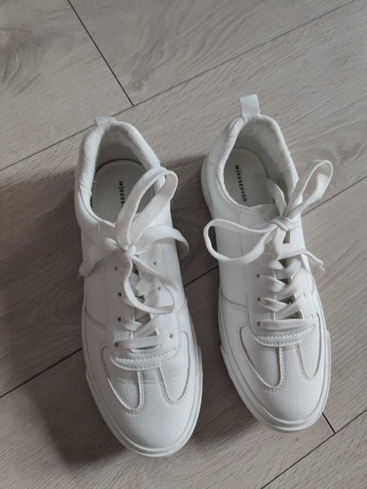 Buty sneakersy biale Reserved jak nowe 39