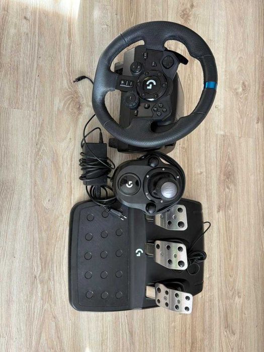 Kierownica Logitech G923 mało używana z pedałami i skrzynią biegów PS5/PS4/PC