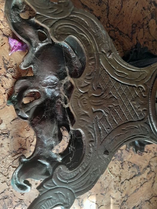 Stary zegar nakręcany z mosiadzu