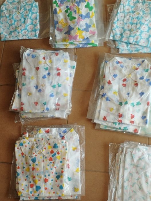 400 peças de Roupa várias para crianças.