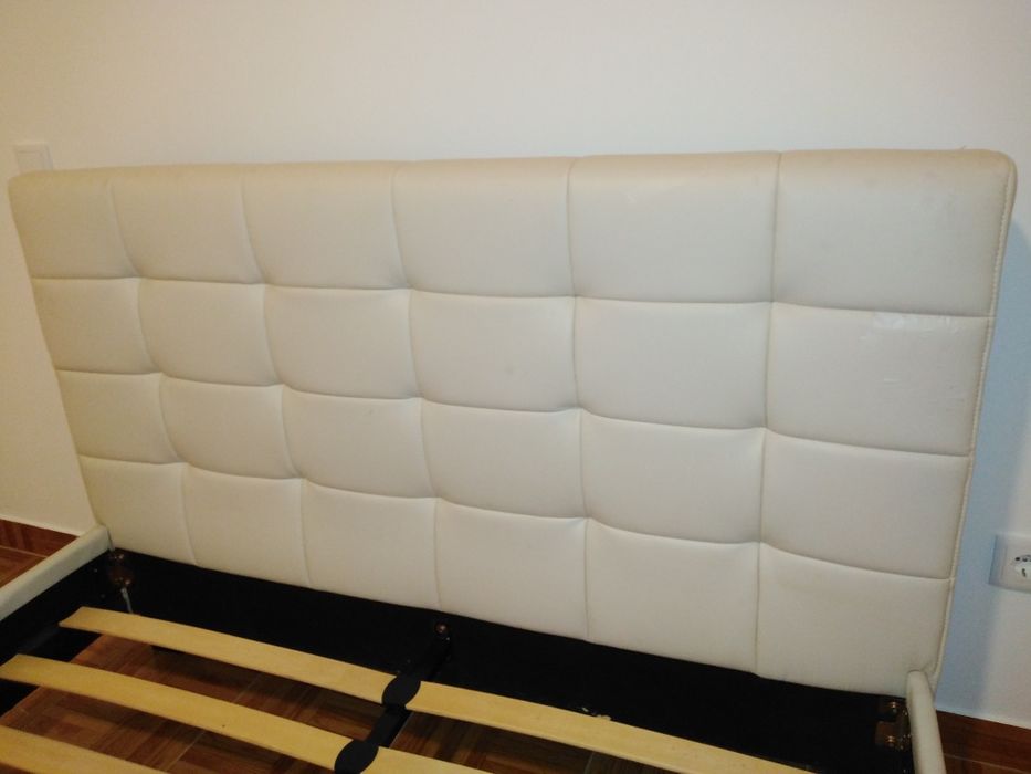 Cama em polipele sem colchão