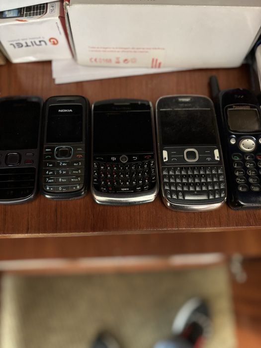 25 telemoveis de varias marcas com carregador