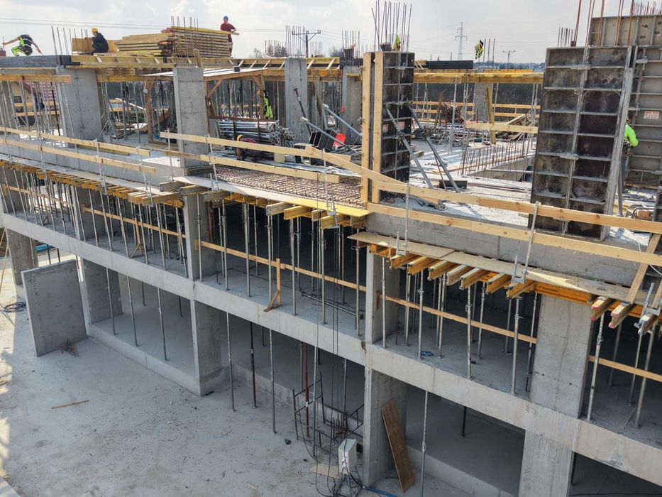 Wynajem i sprzedaż szalunków rusztowań podnośników kontenerów ogrodzeń