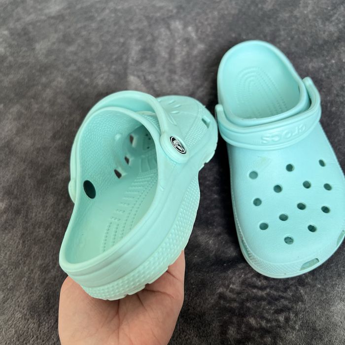 Жіночі тапочки Crocs. P. 40.