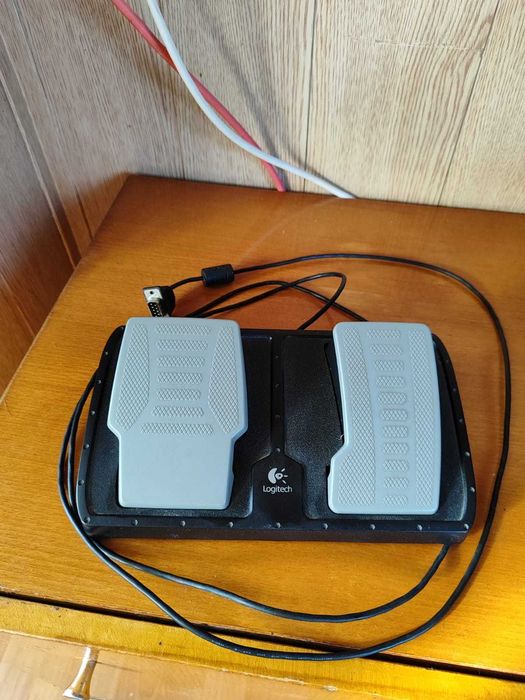 Ігрове кермо Logitech.