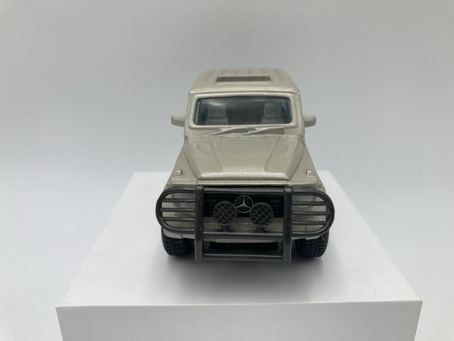 New-Ray - Mercedes Benz 300GD w kolorze szarym skala 1:32