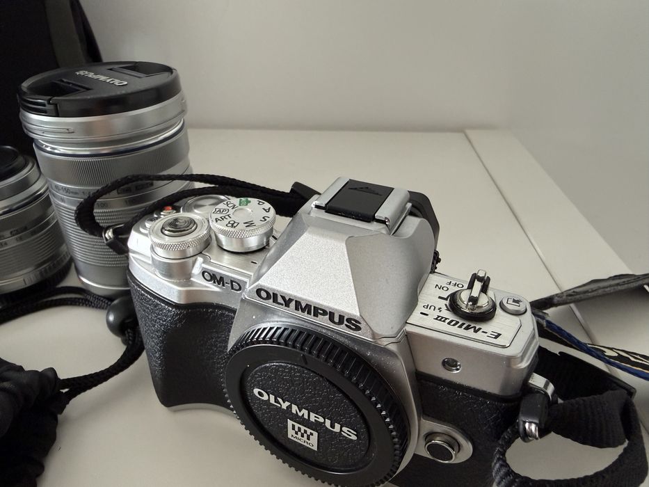 Olympus OM-D E-M10 Mark III + 2 lentes + tripé Rollei