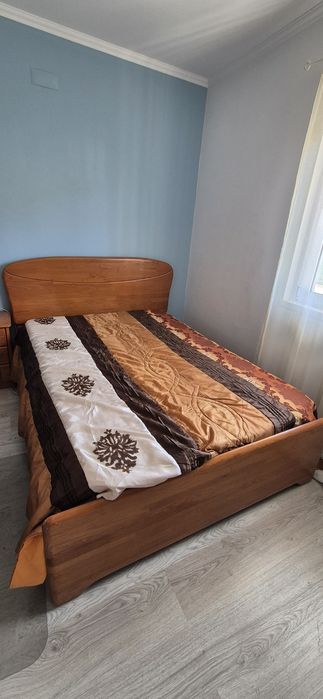 Cama de casal completa, com 2 mesas de cabeceiras