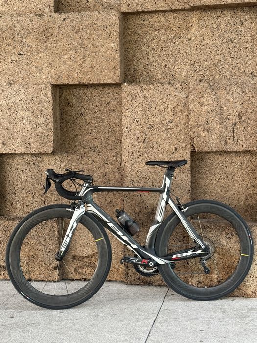 BH Aero / Rodas Aero Carbono 60 Mavic / Guiador Aero integrado