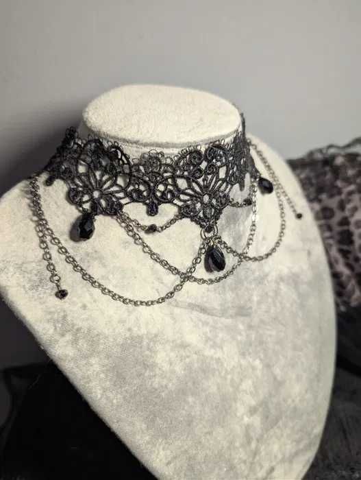 Gotycki koronkowy naszyjnik choker kolia z łańcuszkami i kryształkami