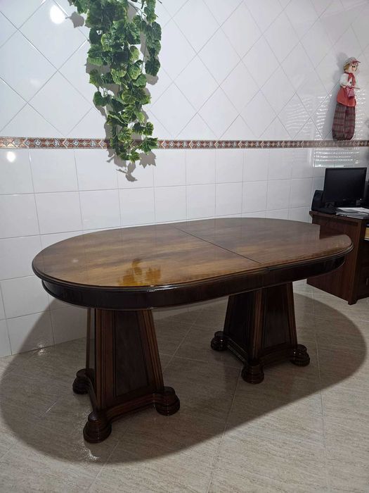Mesa de jantar desdobrável + 8 cadeiras