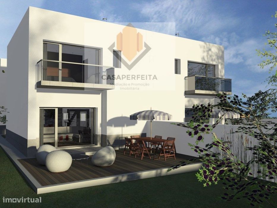 Terreno para construção de Moradia com 3 Frentes - Junto ao Complex...