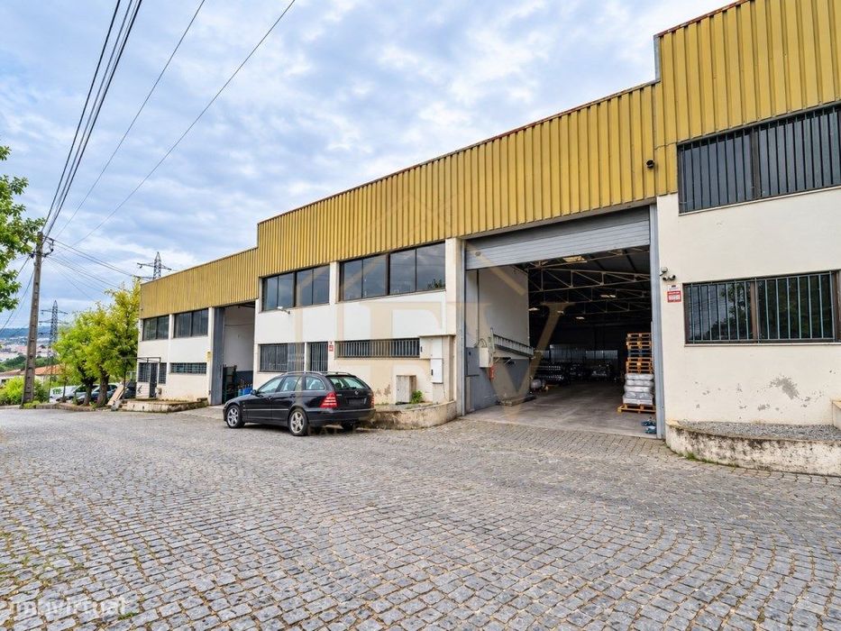 Pavilhão Industrial com 900 m² | Junto à VIM | Oliveira Santa Maria