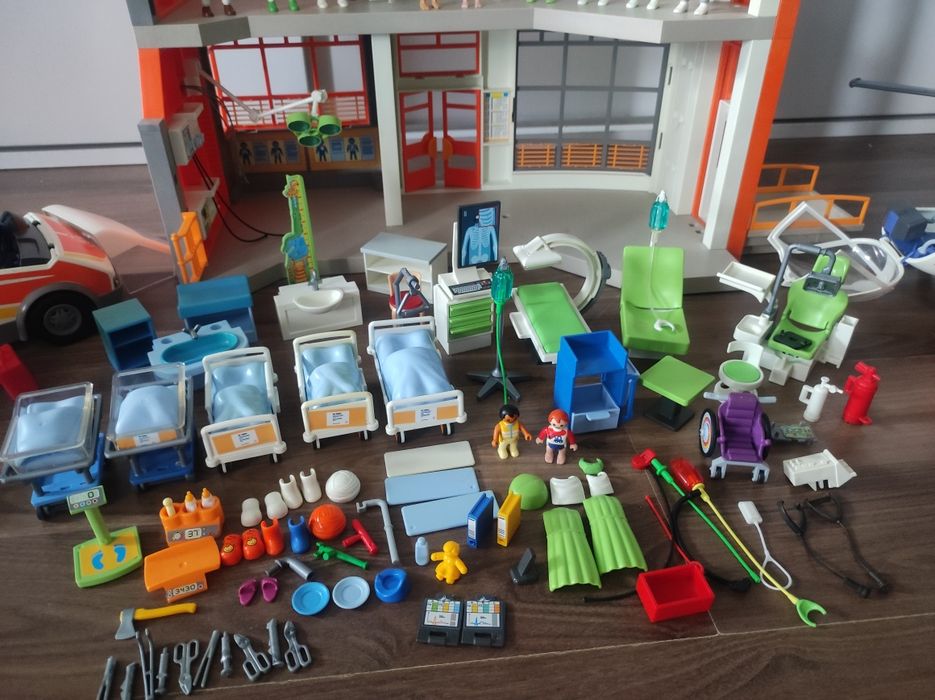 Ogromny szpital dziecięcy Playmobil 6657+ karetka i helikopter+akcesoria