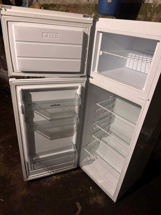 Продам холодильник  ,требует ремонта