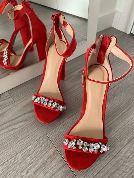 Sandálias vermelhas de veludo nº 37