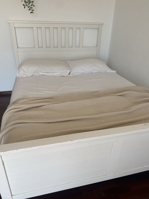 Cama de casal branca