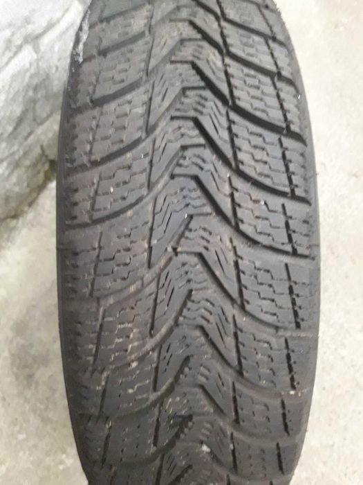 Продам зимню резину відїздили місяць в хорошому стані дет.по тел.