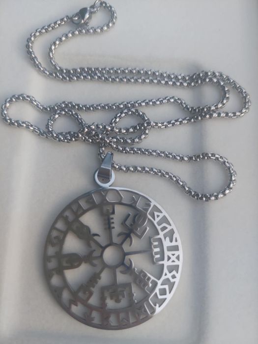 Duży, długi wisior z Runami