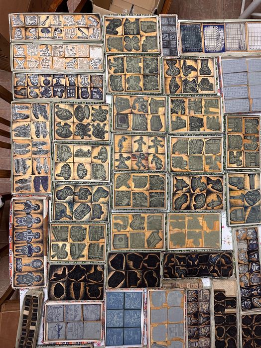 Lote de 58 caixas de carimbos escolares antigos e 8 caixas de letras móveis