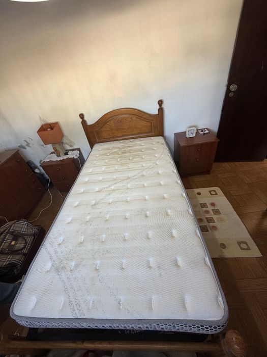 comuda, colchao e 2 mesas de cabeceira