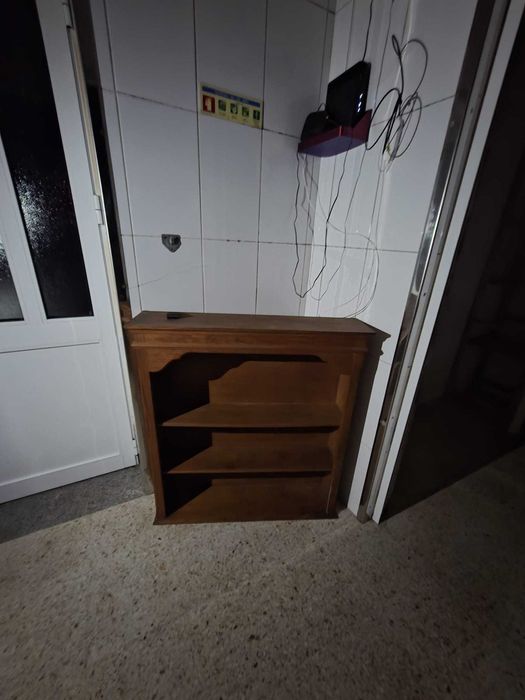 Vários móveis - armários, cadeiras, estantes, cama, mesas