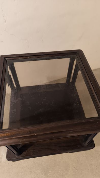 Mesa de apoio em madeira.