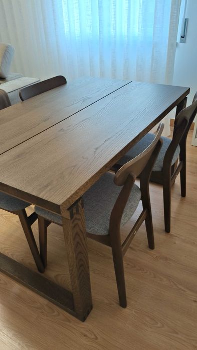 Mesa e cadeiras de sala