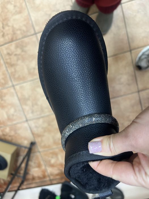 Женские  черные кожаные угги