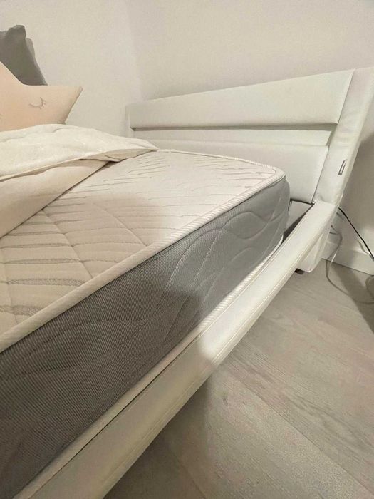 Cama de solteiro almofadada em bom estado