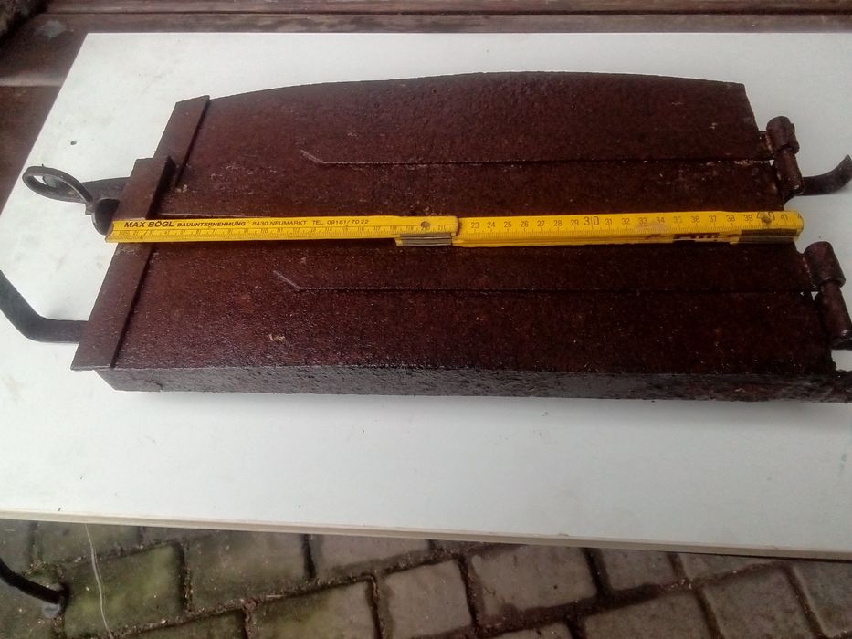 Żeliwne drzwiczki do pieca kuchennego