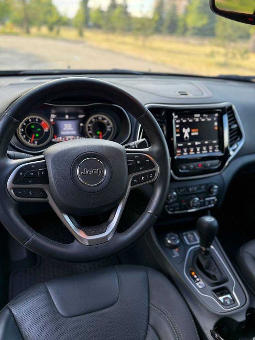 Jeep Cherokee Limited 2019 року в обвісі Overland з повним приводом