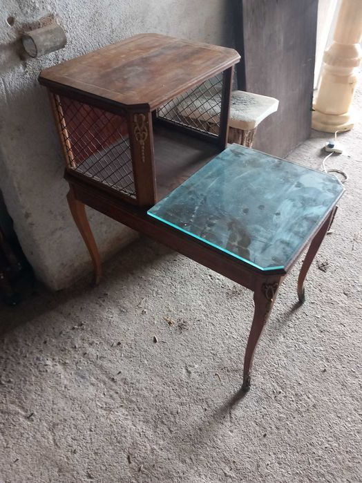 Mesa Luís XV, pernas cabriolé, rede latão, sec XIX