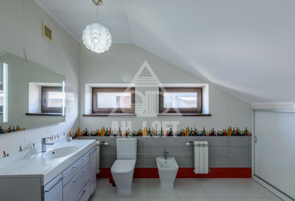 Будинок для великої родини, з басейном