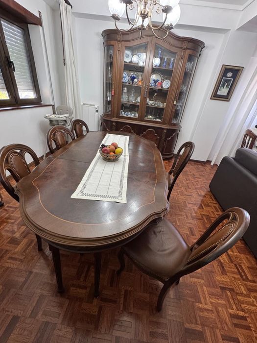 Mesa de Jantar Clássica Extensível + 8 Cadeiras em Pele | Madeira Maciça