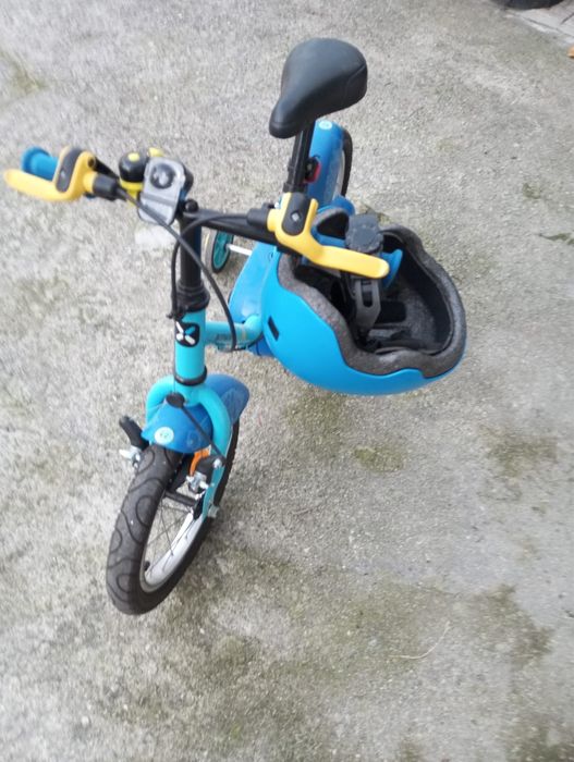 Bicicleta criança com capacete