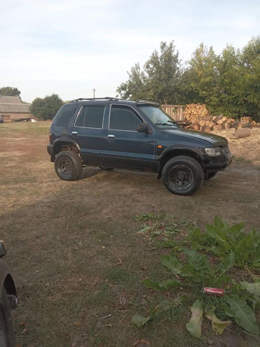 Kia Sportage 1.1998року Авто в доволі не поганому стані.Що було зроблене за останній час заміна передніх підшипників,комплект щеплення,задні амортизатори,масло в двигуні.Двигин 2.0.  .128к.с в чудовому стані масло не бере,працює рівно.Рама не гнута не варена,по кузову є питання по порогах.Авто не нове є до чого прикласти рукі.Продаю терміново ціна сама нижча на ОЛХ