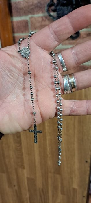 Terço vintage em prata contrastada.