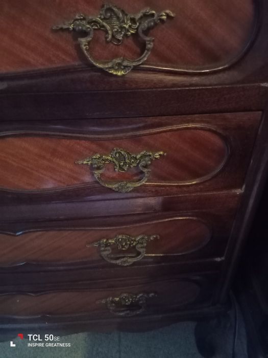 Cómoda vintage , tem uma pequena descascada como se pode vêr na última foto.