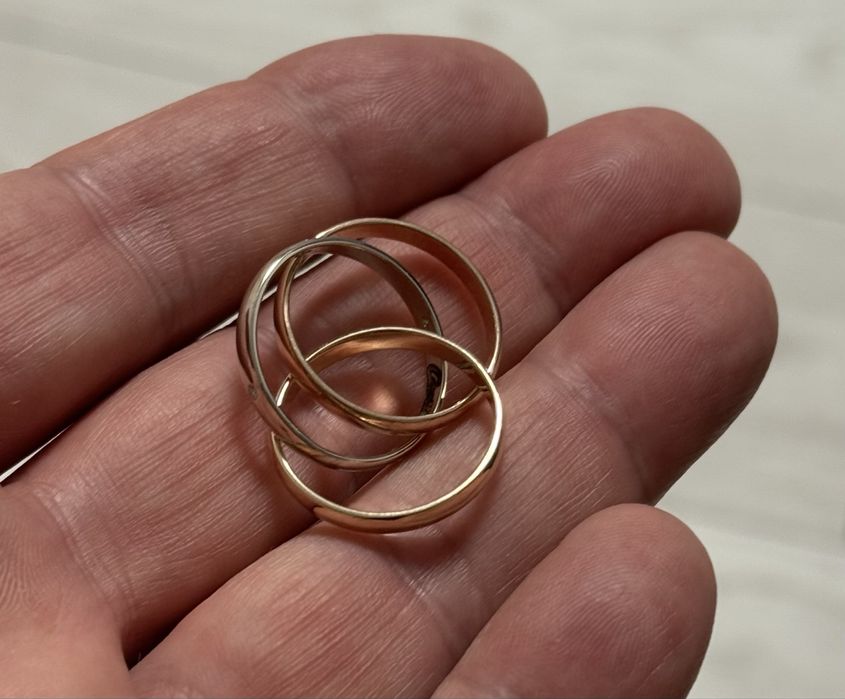 Золотое кольцо "Cartier"с бриллиантами