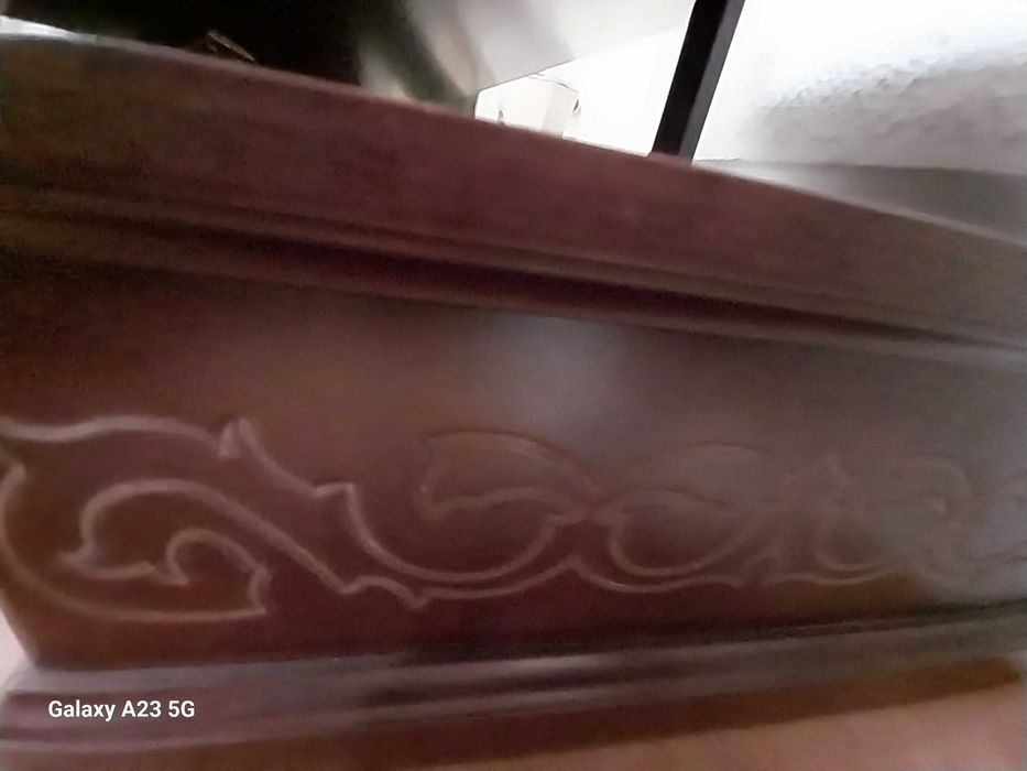 caixa em madeira com suporte para livro/atril