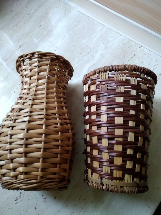 Dwa wiklinowe wazony