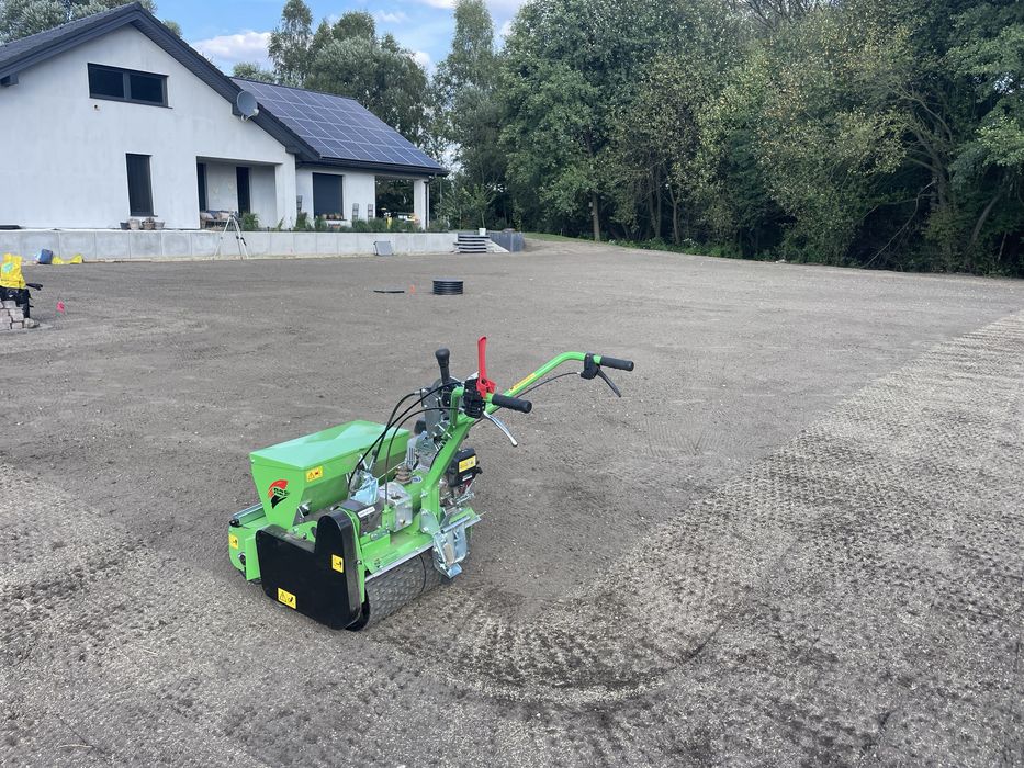 Wysiew mechaniczny trawy siewnik spalinowy sianie usługa