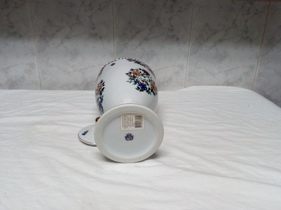 Pote com tampa pintado à mão