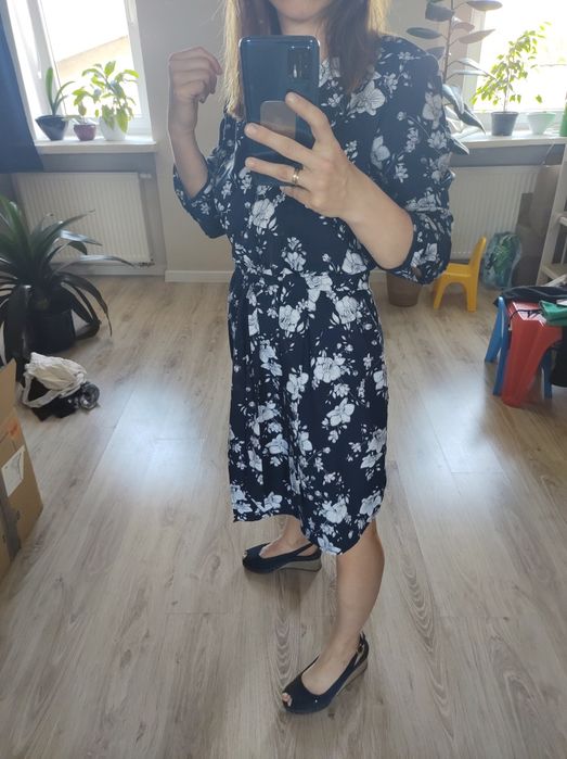 Granatowa sukienka w kwiaty Mohito S
