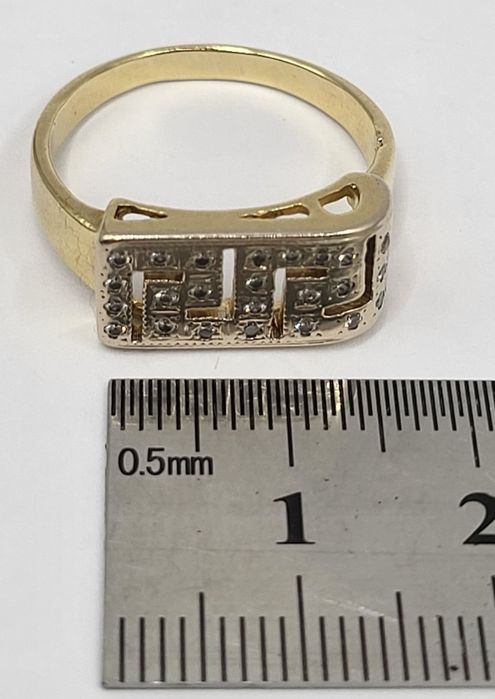 Золота каблучка з діамантами