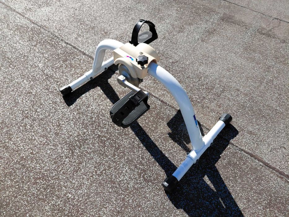 Pedalar Sentado no Sofá Mexendo as Pernas