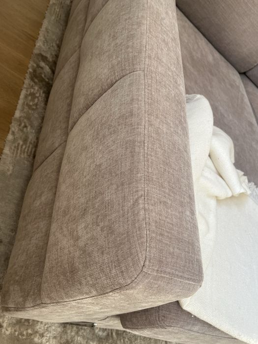 Sofá bege com detalhes em prata