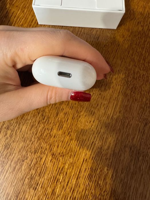 AirPods 2 куплені в офіційному магазині